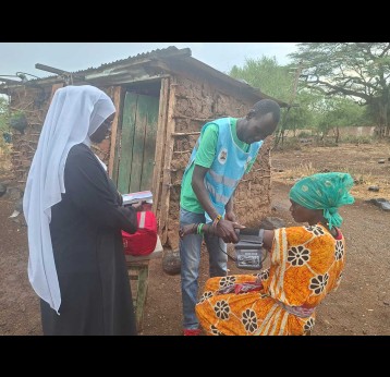 Samuel Ekiru provides treatment to Mikelina Ngimat in Kambi Turkana village. Credit: Victor Moturi 
