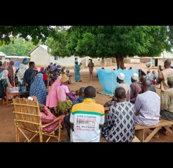 Des relais communautaires animent une séance de sensibilisation à Parakou, dans le nord du Bénin, autour de la vaccination infantile, des mutilations génitales féminines et de la prévention du paludisme. Crédit : UNICEF Bénin