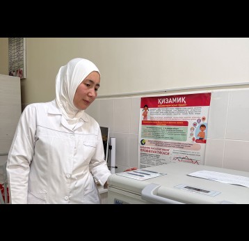 Nilyufar Tursunova shows off her clinic's insulated vaccine refrigerator. Credit: Umida Maniyazova