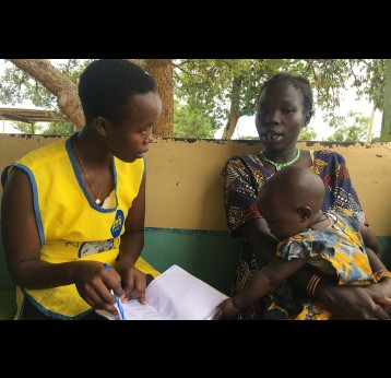 Nurse Mercyline Chebet talking to a mother at Kanyarkwat Health Center. Credit: Pius Sawa