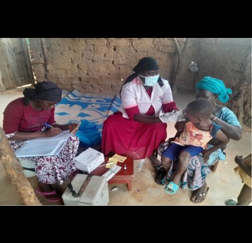 CHW Fatoumata Nabo faces insecurity and crosses waterways and small wooden bridges to vaccinate children in the Senossa health zone. Credit: Centre National d'Immunisation