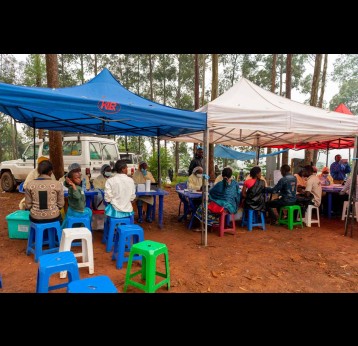 Des agents de santé mènent des entretiens dans le cadre des efforts d’éradication d’Ebola en République démocratique du Congo, pendant l’épidémie d’Ebola de 2018-2020. Crédit : Gavi/2019/Frederique Tissandier.