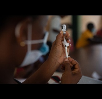 A health worker prepares to administer a COVID-19 vaccine. Credit: Gavi/2022/Nipah Dennis