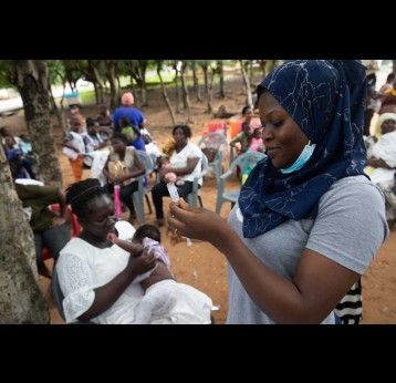 A health worker prepares to vaccinate a baby during a community health check-up and vaccination in Akosombo in the Eastern Region, Ghana. Credit: Gavi/2022/Nipah Dennis