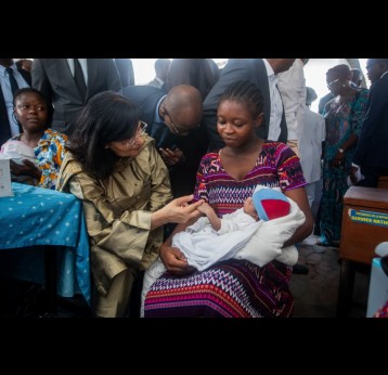 Gavi CEO Dr Sania Nishtar meets with a mother and child in the Barumbu Mother & Child Centre, Kinshasa, Democratic Republic of the Congo. Credit: Christian Mokili/2025