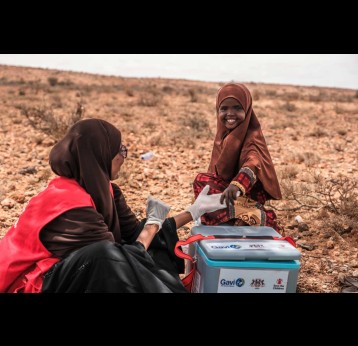 Health worker Anab vaccinating a child in a remote community in Puntland, Somalia. Credit: Save the Children/2026