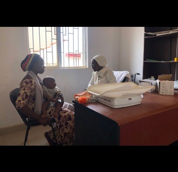 Sarah Jacob listens to Rahila Yusuf as she explains more about immunisation. Credit: Ekpali Saint