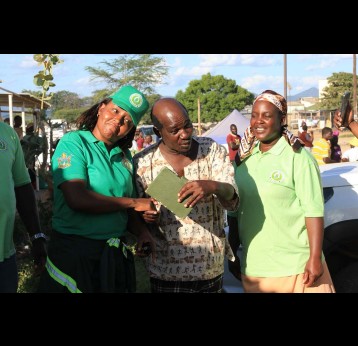 Vharazipi mingles with fans. Credit: Ray Mwareya