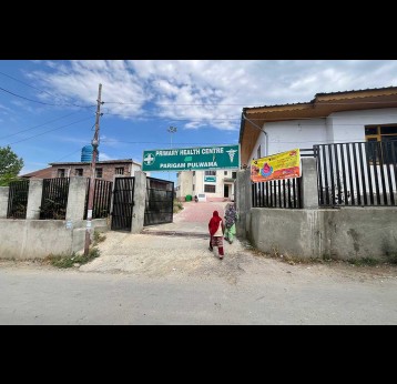 Women entering a health centre at Parigam, in south Kashmir, where hundreds got vaccinated a few weeks ago, following a large-scale rabies scare. Credit: Athar Parvaiz