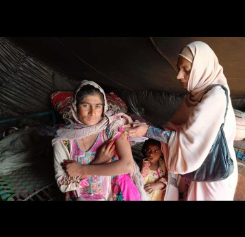 Babra, 36, and pregnant with her eighth child, is vaccinated against maternal and neonatal tetanus (MNT) by a UNICEF-supported Lady Health Worker in Khyber Pakhtunkhwa province, Pakistan. Credit: WHO Pakistan