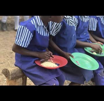 Children receiving hot meals during the routine school's feeding programme. Credit: UNICEF