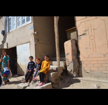 Children in the village of Gelon in the Kashkadarya region of Uzbekistan. Credit: Umida