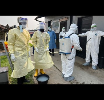 Agents de santé en équipements de protection individuelle lors d’une opération de désinfection dans la zone de santé de Bulape, pendant la riposte à l’épidémie d’Ebola. Crédit : Dr Jean Paul Mbantshi