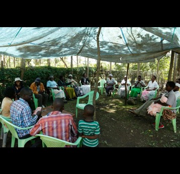 The Toben Gaa self-help group in Kenya discussing their agroforestry project, which helps smallholder farmers adapt to climate change. Joseph Gachoka/World Agroforestry/Flickr. CC BY-NC-SA 2.0