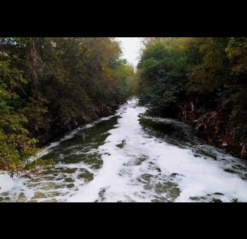 The foaming Hennops River in Tshwane, polluted by poorly or untreated sewage from the Sunderland Ridge treatment works. Seth Thorne/GroundUp