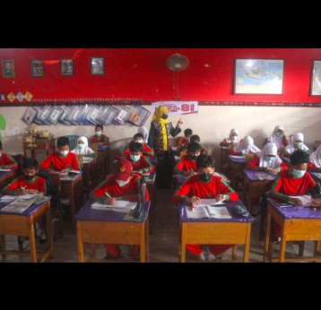 Teachers and students at a school wear masks during classroom activities to reduce exposure to the haze from forest and land fires that have blanketed Banjar regency, South Kalimantan. Image by Riyad Dafhi Rizki/Mongabay Indonesia.
