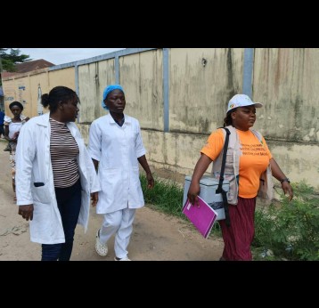La Dre Préfina Engoma, cheffe du centre de santé intégré Saint-Joseph, mène une tournée de vaccination dans les rues de Pointe-Noire. Crédit : Brice Kinhou