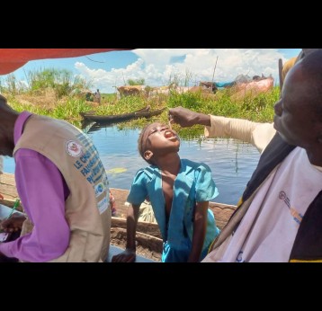 Un enfant reçoit le vaccin oral contre le choléra lors d’une campagne menée sur le lac Kabamba, dans le Haut-Lomami. Crédit : PEV RDC