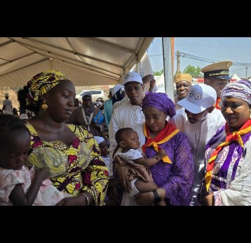 Des mères et leurs enfants lors du lancement du vaccin antipaludique au Mali, en avril 2025. Crédit : Aliou Diallo