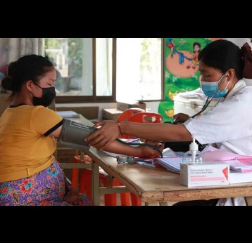 A doctor performs a regular check up of a pregnant woman at a hospital in Attapeu province, Laos. Extreme heat is increasing the risks faced by pregnant women and their babies around the world. Copyright: ILO Asia-Pacific (CC BY-NC-ND 2.0)