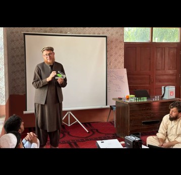 Dr Arsala delivering training for the fIPV campaign. ©WHO/EMRO