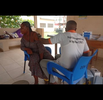 Au Centre médico-social de Kangnikopé, une femme enceinte reçoit un vaccin dans le cadre de sa consultation prénatale, intégrée au suivi de grossesse. Crédit : Nephthali Ledy