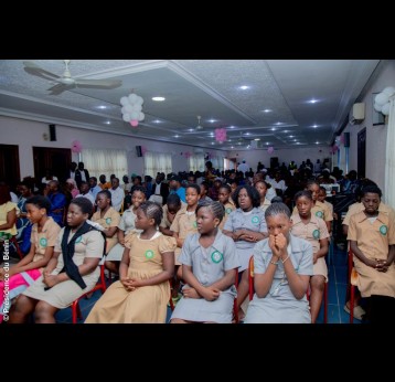 Des élèves assistent à une séance de sensibilisation organisée dans le cadre de la campagne nationale de vaccination contre le VPH, au Bénin. Crédit : Présidence du Bénin