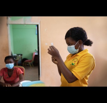 A health worker prepares to vaccinate a student in Adukrom in the Eastern Region, Ghana, on April 27, 2022. Ghana pushes towards community vaccination to increase its vaccinated population. Credit: Gavi/2022/Nipah Dennis