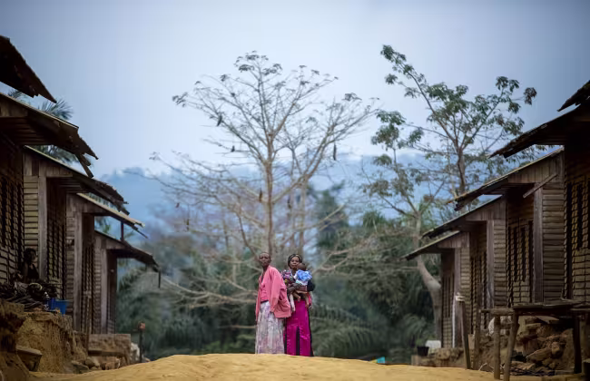 Women standing outside in Congo DRC. Credit: GAVI/2013/Evelyn Hockstein