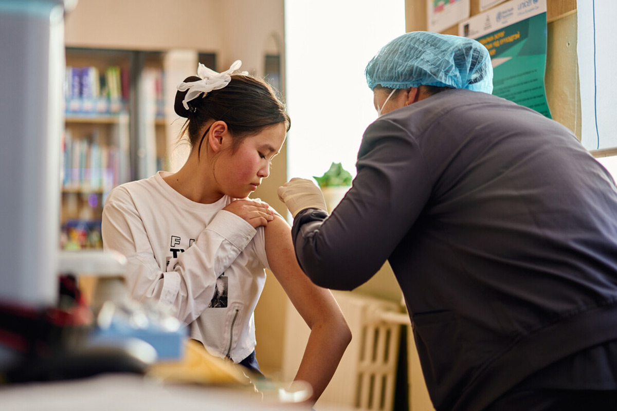 Anirlan recevant le vaccin contre le VPH. Dolgormaa Tumurbaatar, vaccinatrice, également présente sur la photo. Crédit : Khasar Sandag