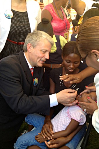 Dagfinn delivers polio vaccine