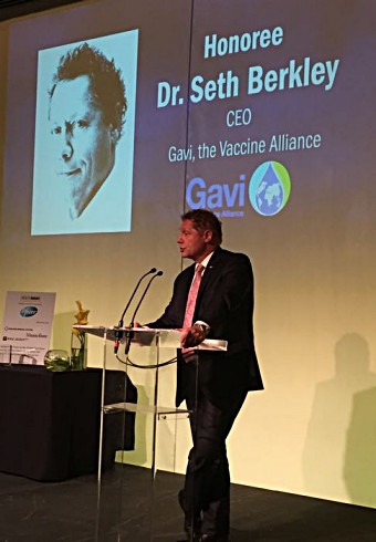 Seth Berkley speaks to the guests of Health & Human Rights Awards Dinner