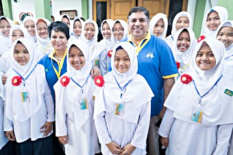 Anuradha Gupta, Gavi Deputy CEO with students