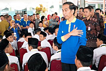 President of Indonesia at the measles-rubella vaccine launch