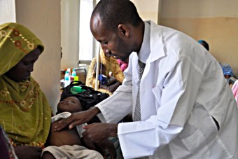 Sudan rota rollout - Dr treats child 21082011