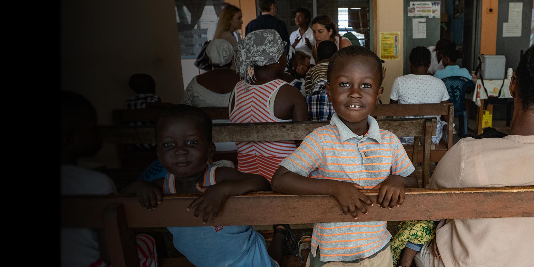 Jeune garçon attendant son tour lors d’une séance de vaccination au Ghana – Gavi/2019/Tony Noel
