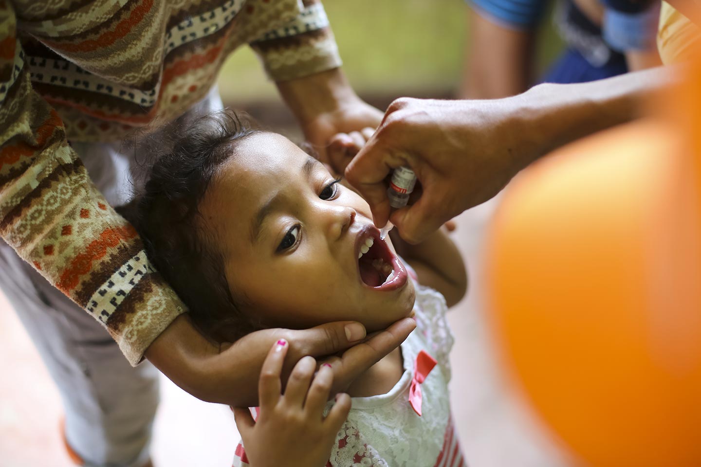 A child receives the polio vaccine in Dili, the capital of Timor-Leste. ©UNICEF Timor-Leste/Soares.