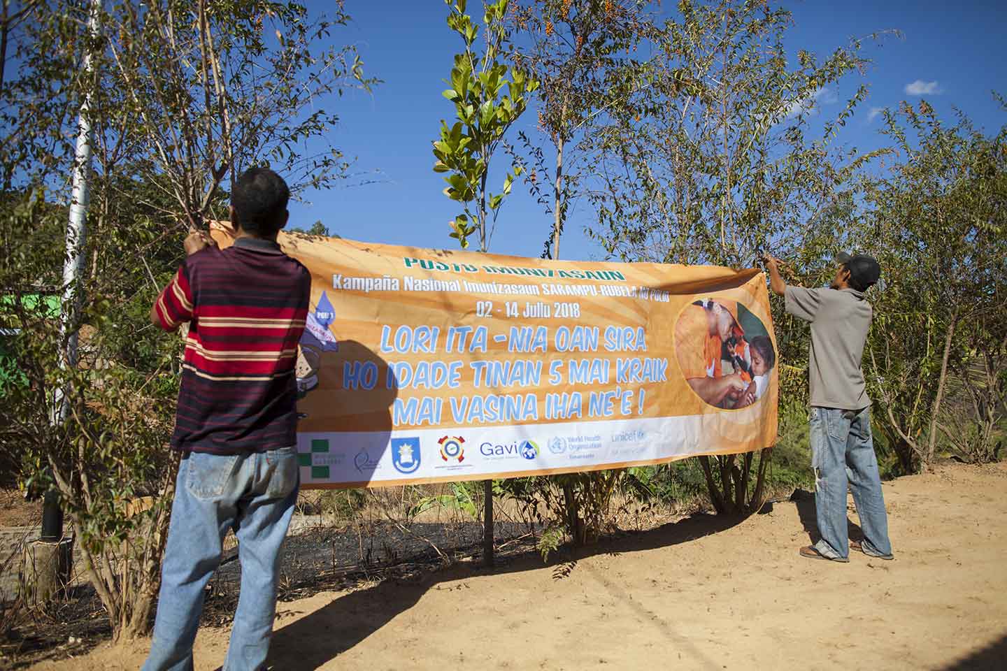 A sign that urges parents to bring their children who are under five years of age to be vaccinated against measles and rubella is erected in rural Timor-Leste in response to a measles outbreak. The immunisations were conducted by the Ministry of Health, UNICEF and the WHO with support from Gavi. © UNICEF Timor-Leste/Soares.