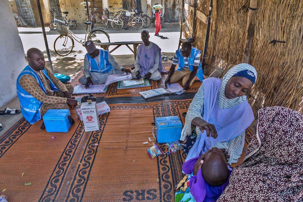 At the border with Cameroon, transit teams administer vaccines to the families who escaped insurgency or flooding in Borno State and are returning to their homes. © Andrew Esiebo/WHO