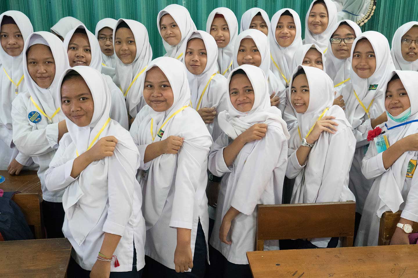Lycéennes lors du lancement de la campagne nationale de vaccination contre la rougeole et la rubéole en Indonésie – Gavi/2017/Ardiles Rante