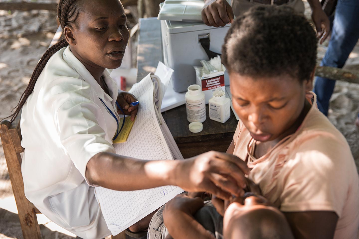 Etelvina Manhice, infirmière, en train d’examiner un enfant à Maputo (Mozambique) Gavi/2020/Isaac Griberg
