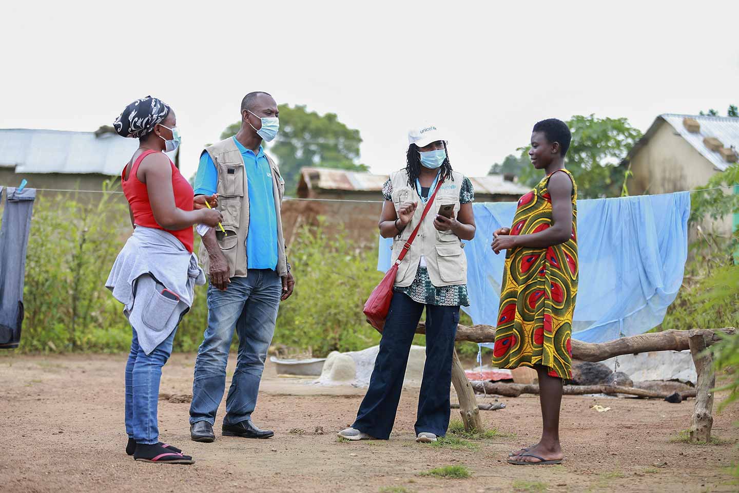 Ruth Situma et Frank Bukari, fonctionnaires de l'UNICEF, en visite à domicile pour suivre la campagne de vaccination contre la polio dans la région de la Volta le 9 septembre 2020. ©UNICEF/MILLS