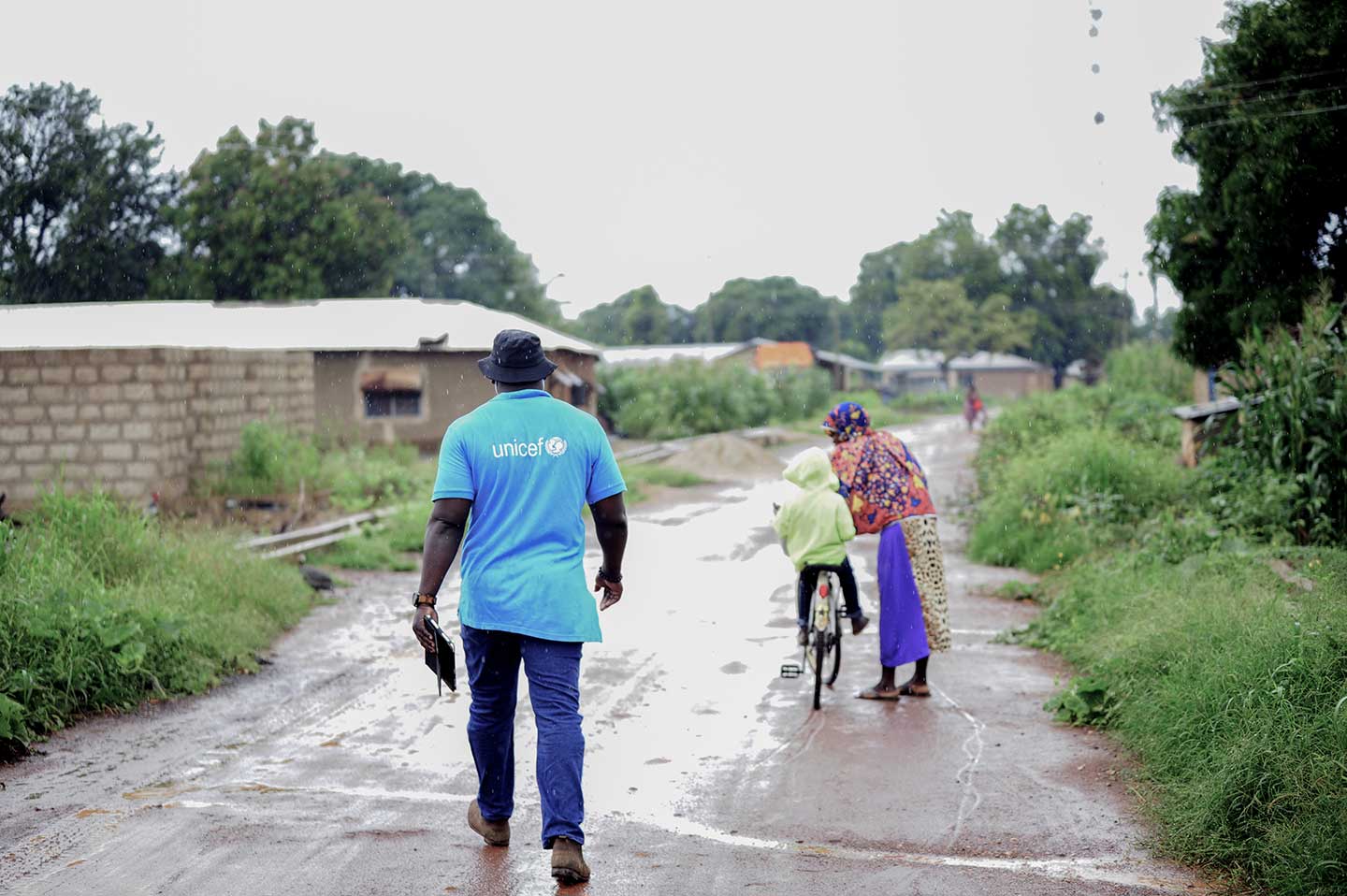 Joseph Houndebesso, chauffeur pour l'UNICEF, lors d'une série de visites à domicile pour surveiller la sensibilisation à la campagne de vaccination contre la polio dans la région de la Volta le 9 septembre 2020. ©UNICEF/MILLS