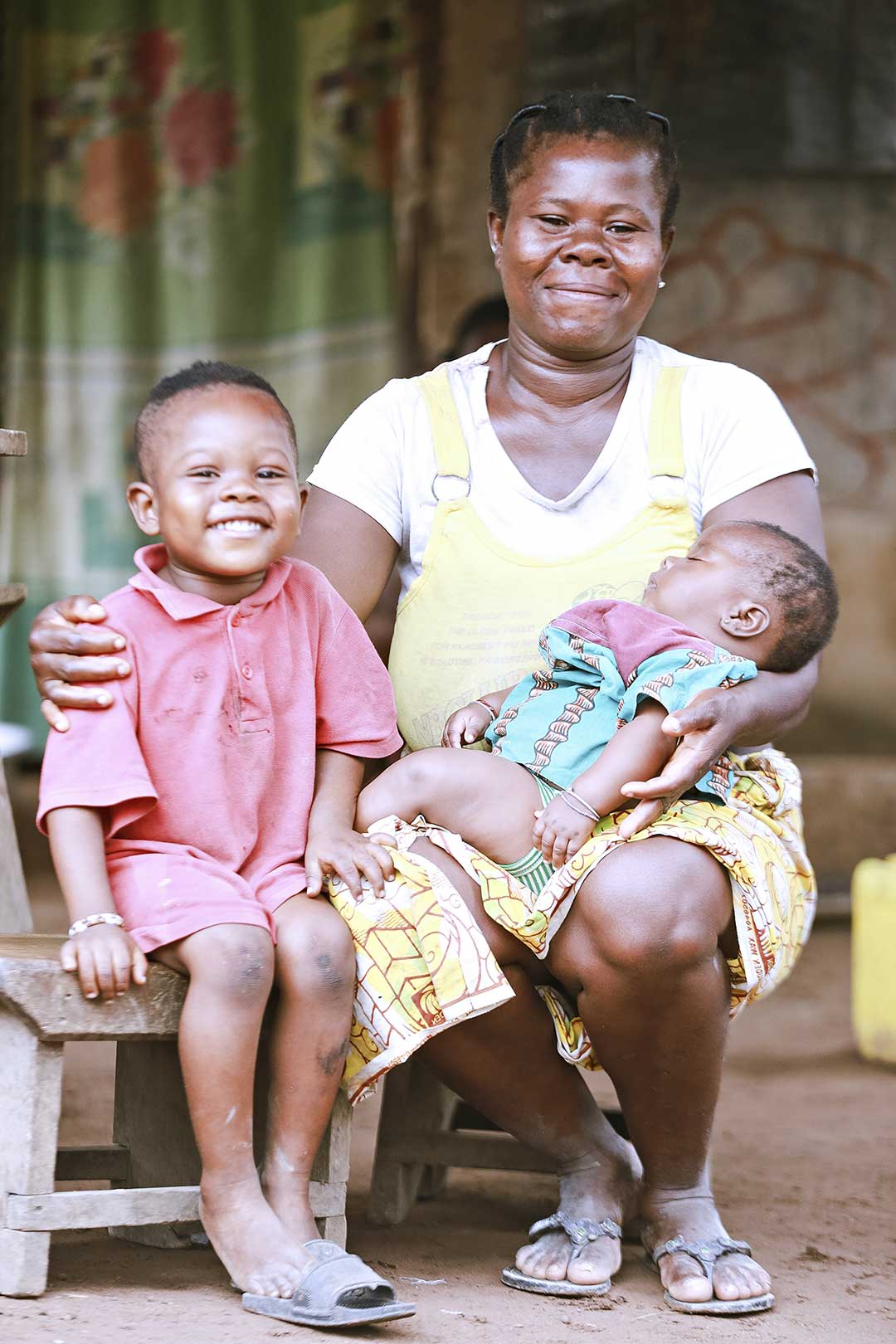 Letitia sourit, ses enfants Peter et Abigail ayant reçu le vaccin contre la polio à North Dayi dans la region de la Volta le 11 septembre 2020 ©UNICEF/MILLS