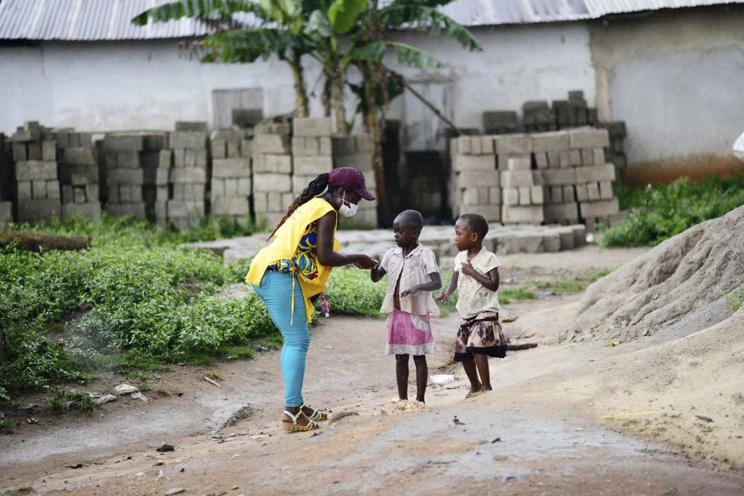 A volunteer marks the fingers of children who have been vaccinated in Assin Fosu in the Central Region on 10 October 2020. ©UNICEF/BUTA
