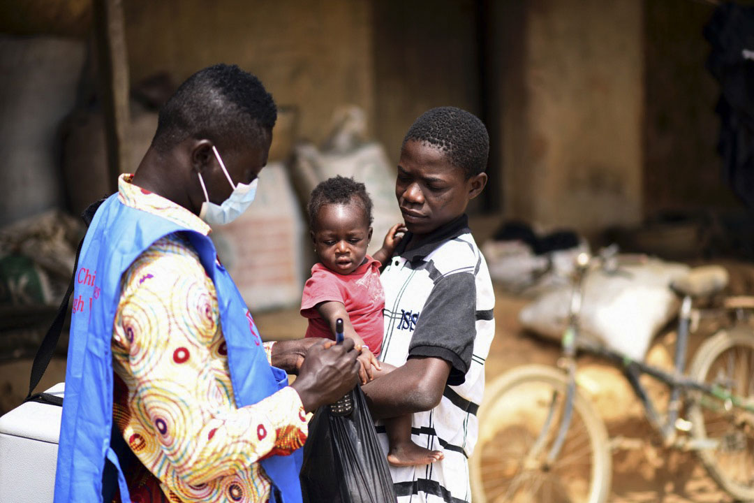 A volunteer marks the finger of child who has been vaccinated against poliovirus in Assin Fosu in the Central Region on 10 October 2020. ©UNICEF/BUTA