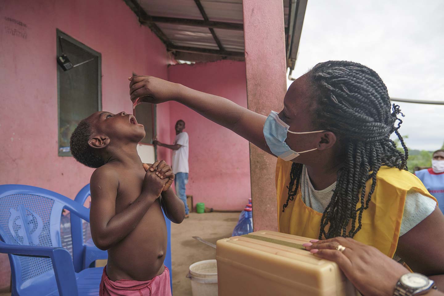 A child receives the polio vaccine in Kitase in the Eastern Region on 10 October 2020. ©UNICEF/ANNANKRA