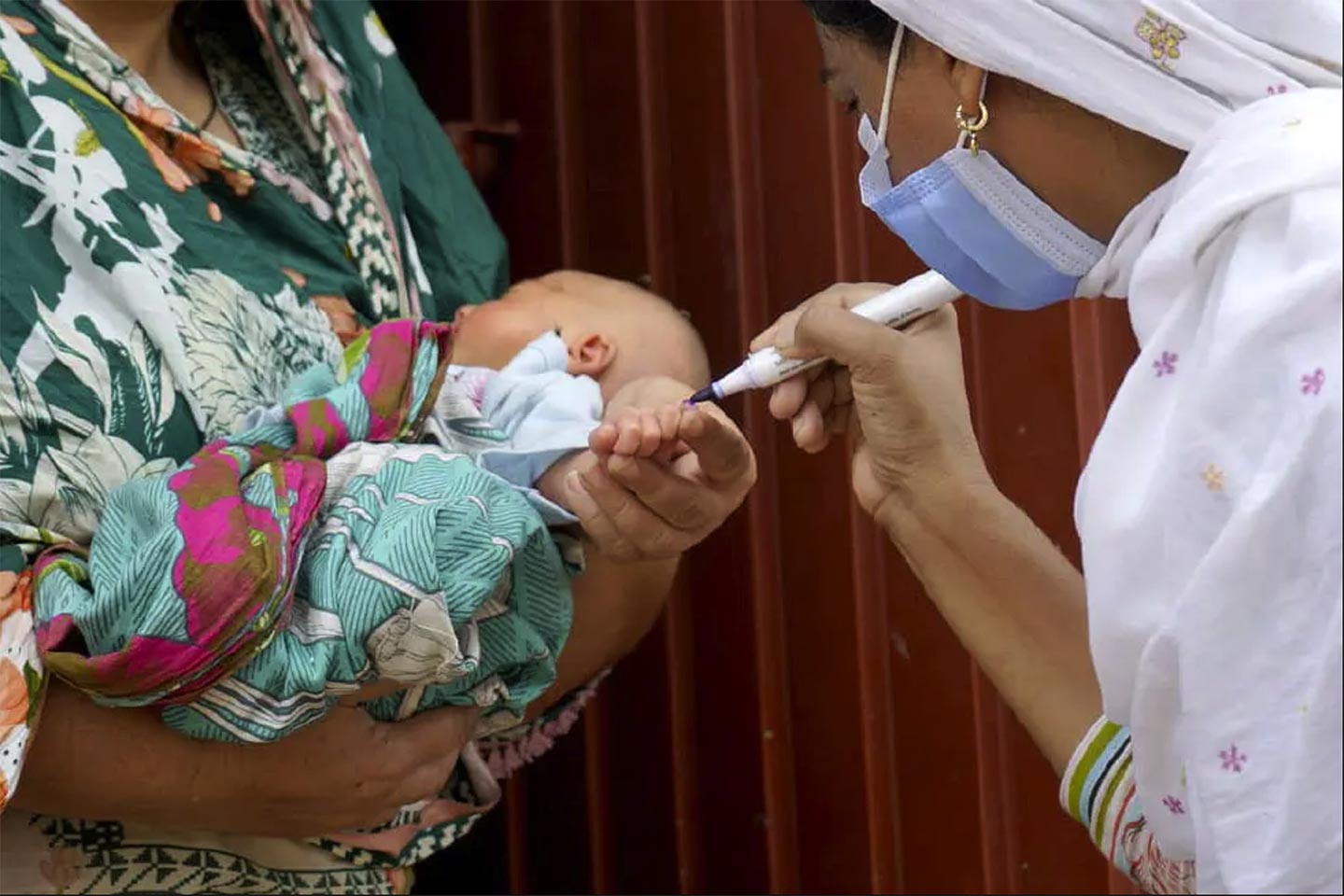 Shabana, a frontline Polio Worker, administers polio drops to children in Roshvala, Faisalabad (Pakistan). Photo: UNICEF
