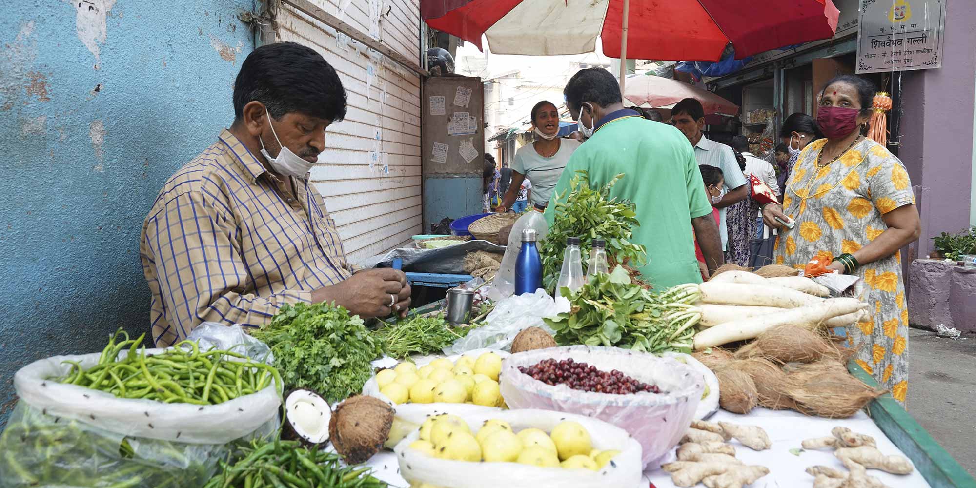 A street vendor selling vegetables on a local market in Mumbai. – Gavi/Mumbai