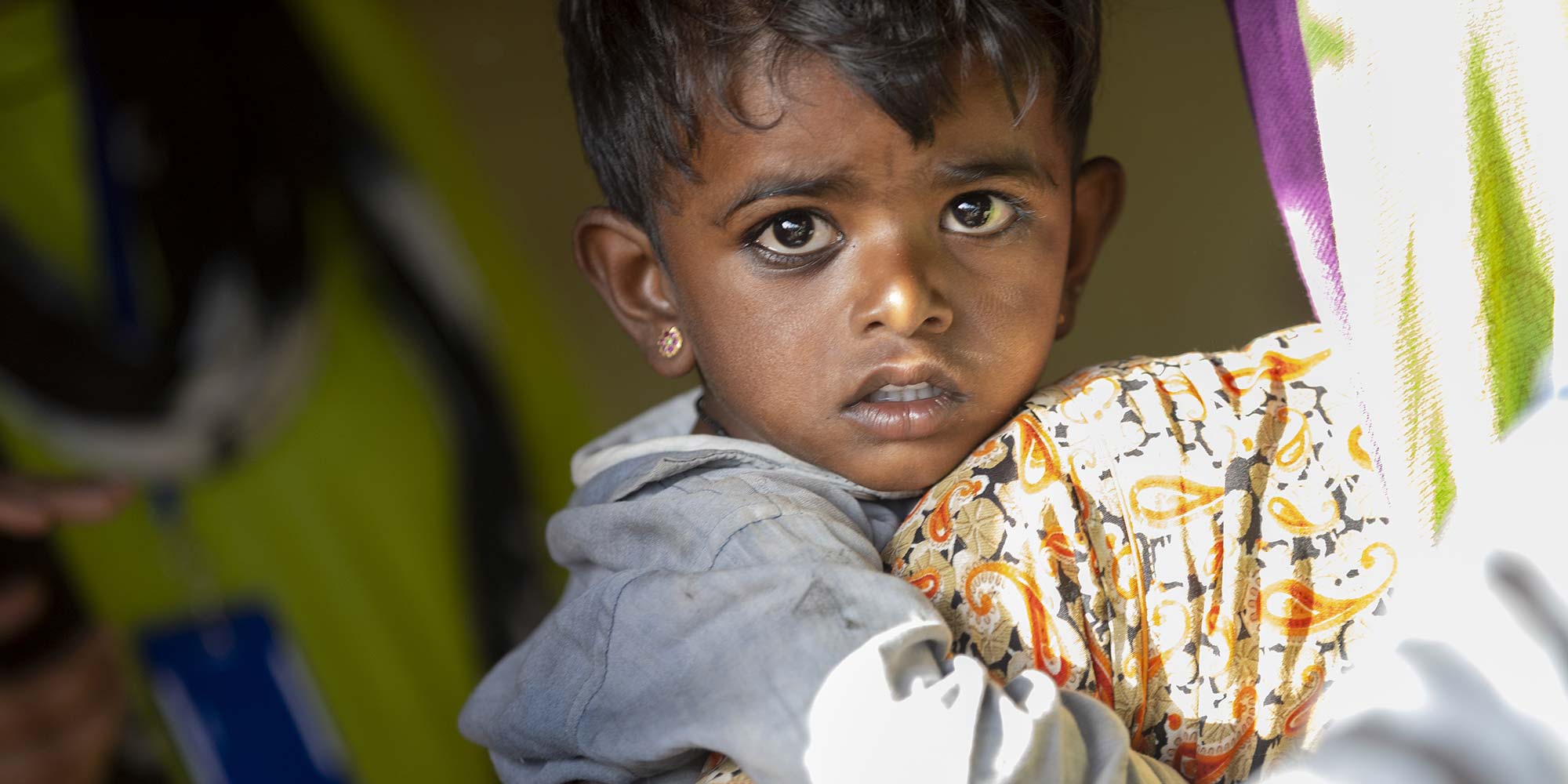 Morkhi, 30 yrs old, with her son Deva who is 3yrs young, LODOR Family, Bikaner, Rajasthan, India – Credit: Benedikt v.Loebell